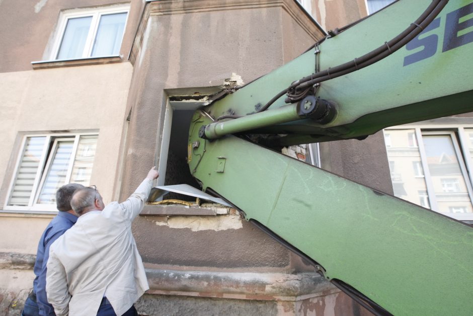 Neįtikėtina: Klaipėdoje į butą įgriuvo krano strėlė