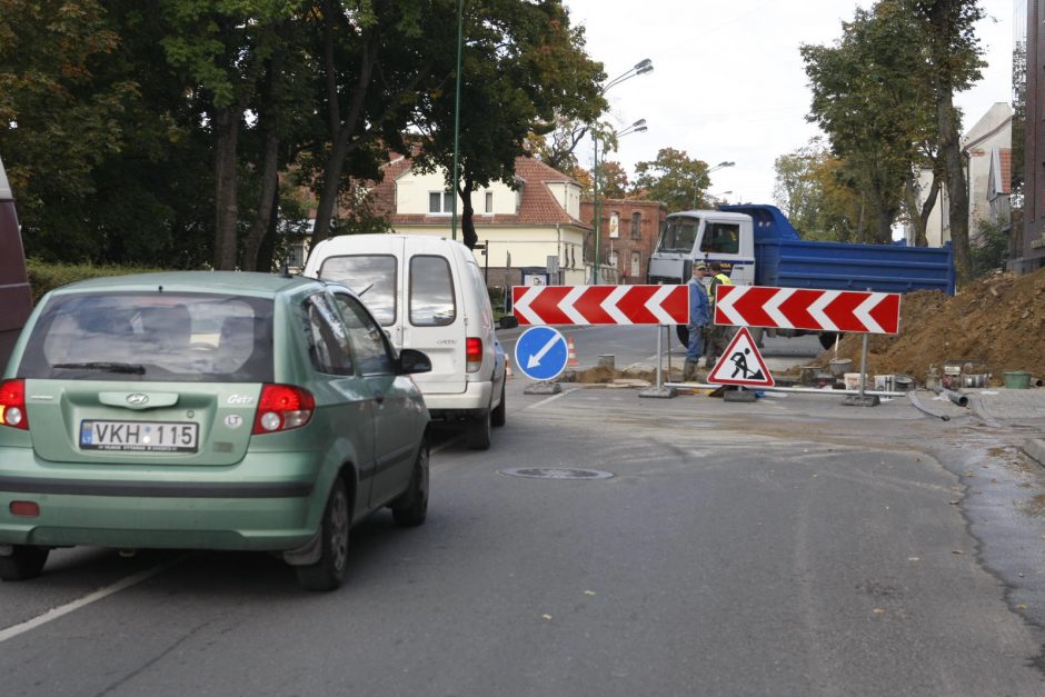 Liepų gatvėje išrausta duobė trikdė eismą