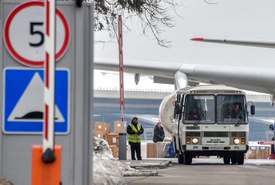 Išvaryti rusų diplomatai grįžo namo, Maskva perspėja nevykti į JK