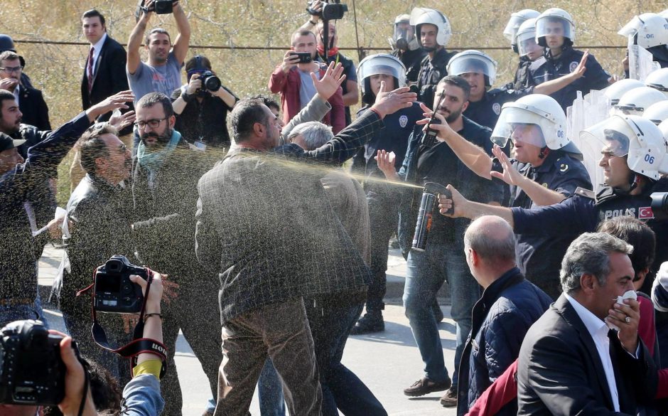 Per atakos Ankaroje metinių protestą – policijos ir aktyvistų susirėmimas