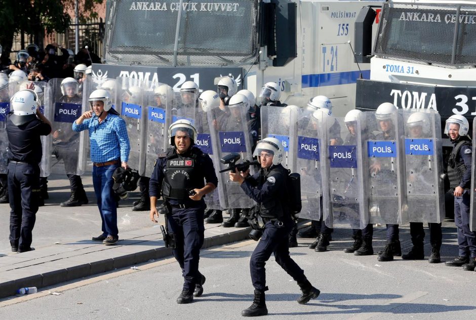 Per atakos Ankaroje metinių protestą – policijos ir aktyvistų susirėmimas