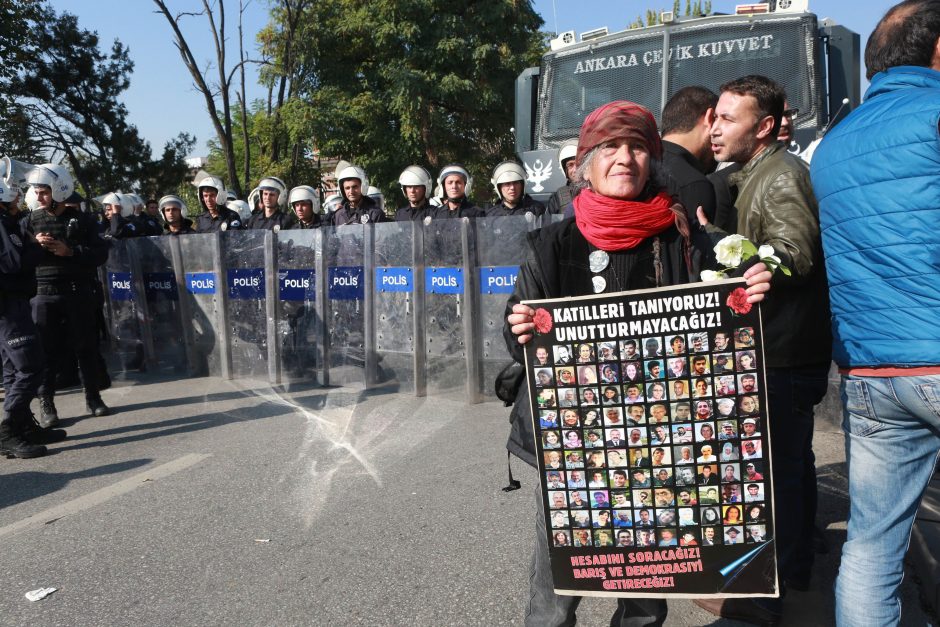 Per atakos Ankaroje metinių protestą – policijos ir aktyvistų susirėmimas