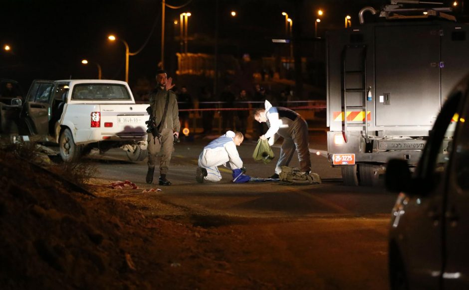 Izraelio kariai nukovė autobusų stotelę taranavusį palestinietį