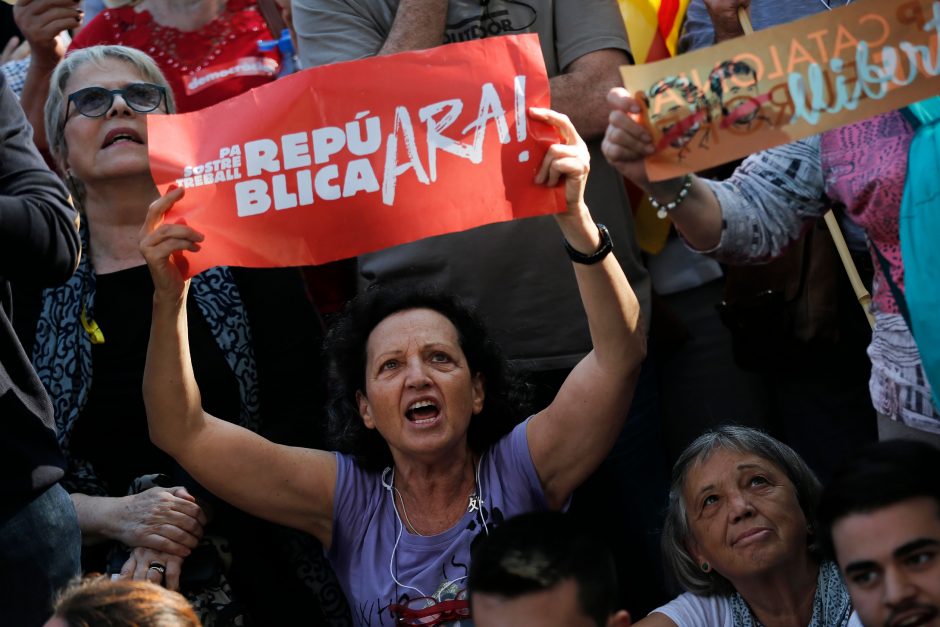 Prie Katalonijos parlamento susirinko demonstrantai