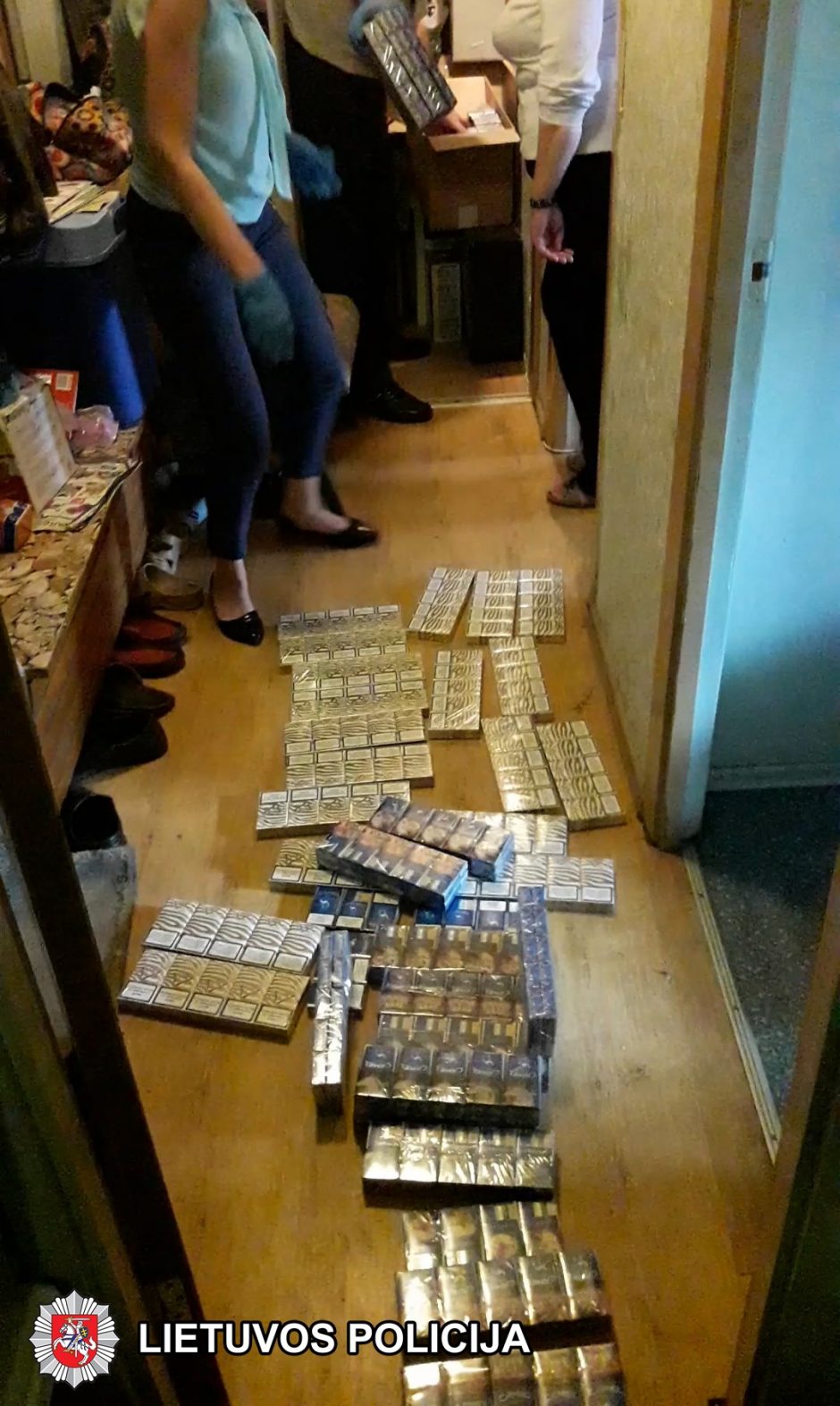 Baltarusė įkliuvo su maišu kontrabandinių cigarečių prie parduotuvės