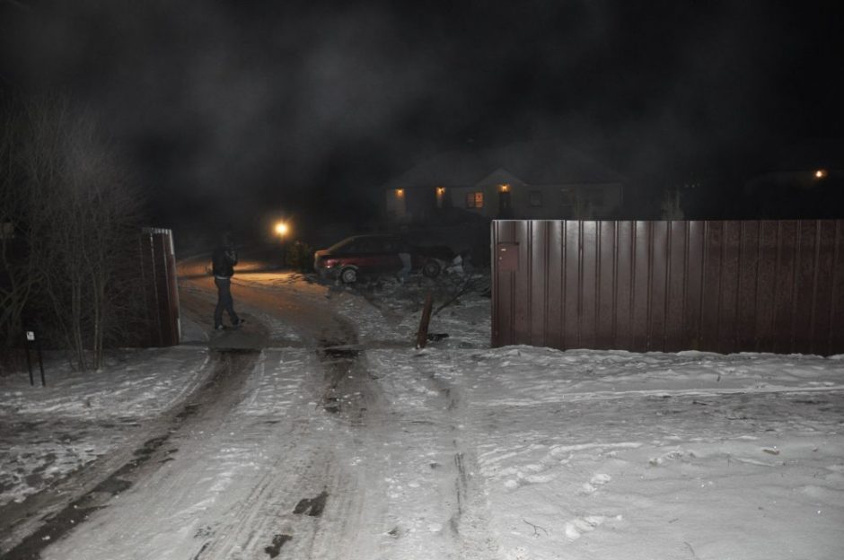 Ramus vakaras Kauno rajone baigėsi į kiemą su vartais įvažiavusiu automobiliu