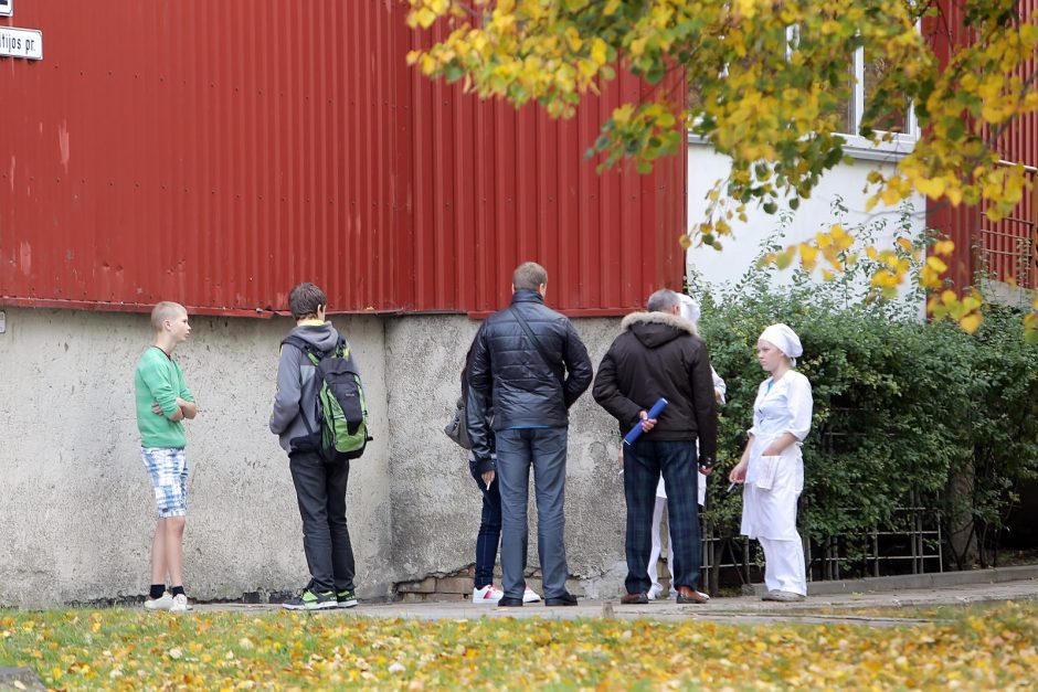 Turizmo mokyklos moksleiviai įkliuvo rūkydami