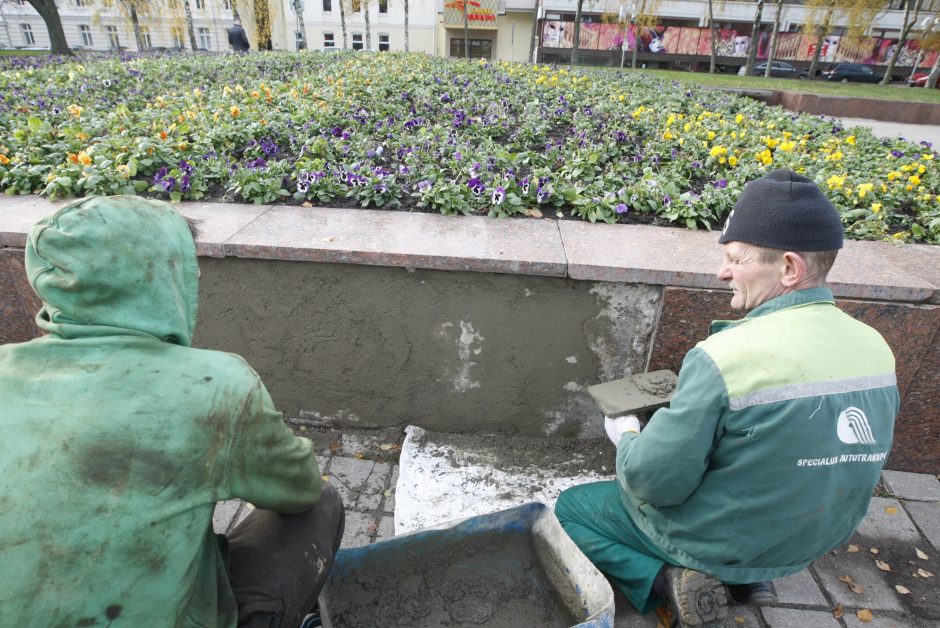 Atgimimo aikštę niokoja laikas