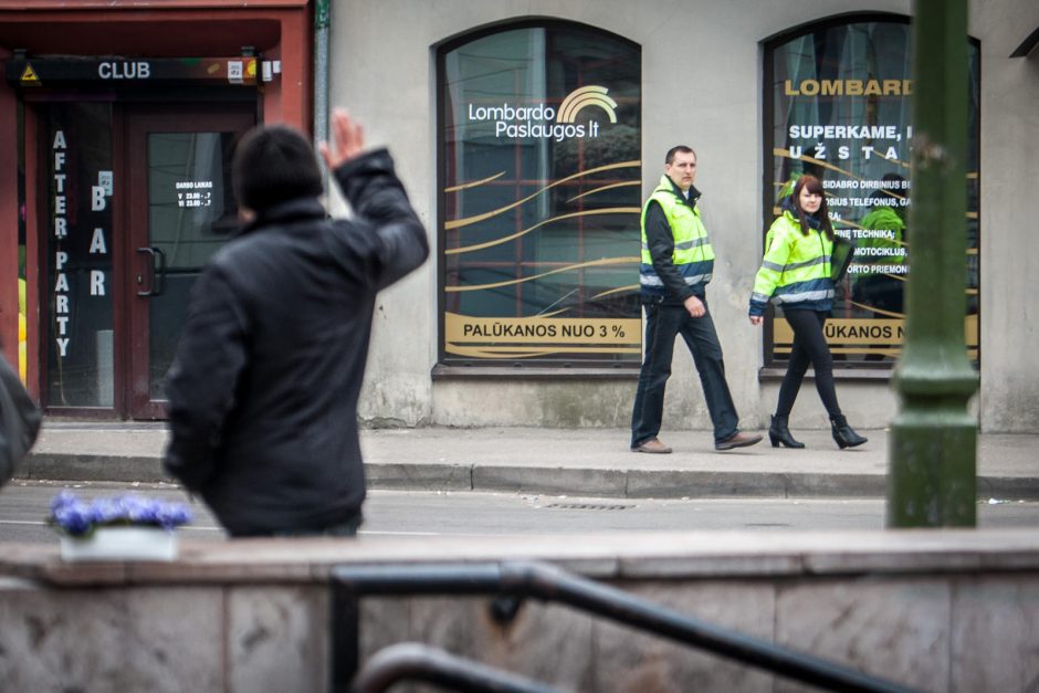 Nelegalus žibučių pardavėjų atkaklumas