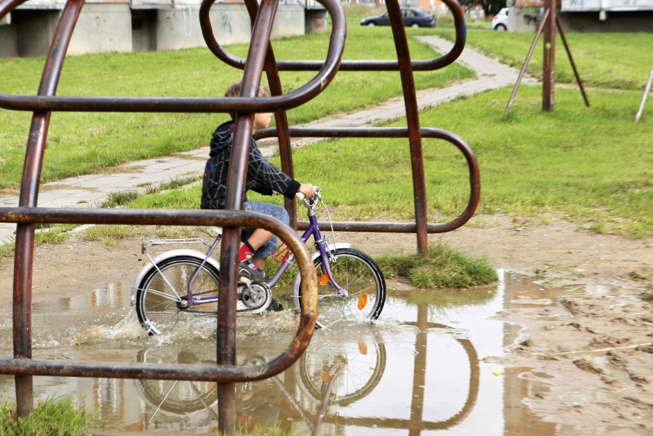 Žaidimų aikštelėse slypi pavojus