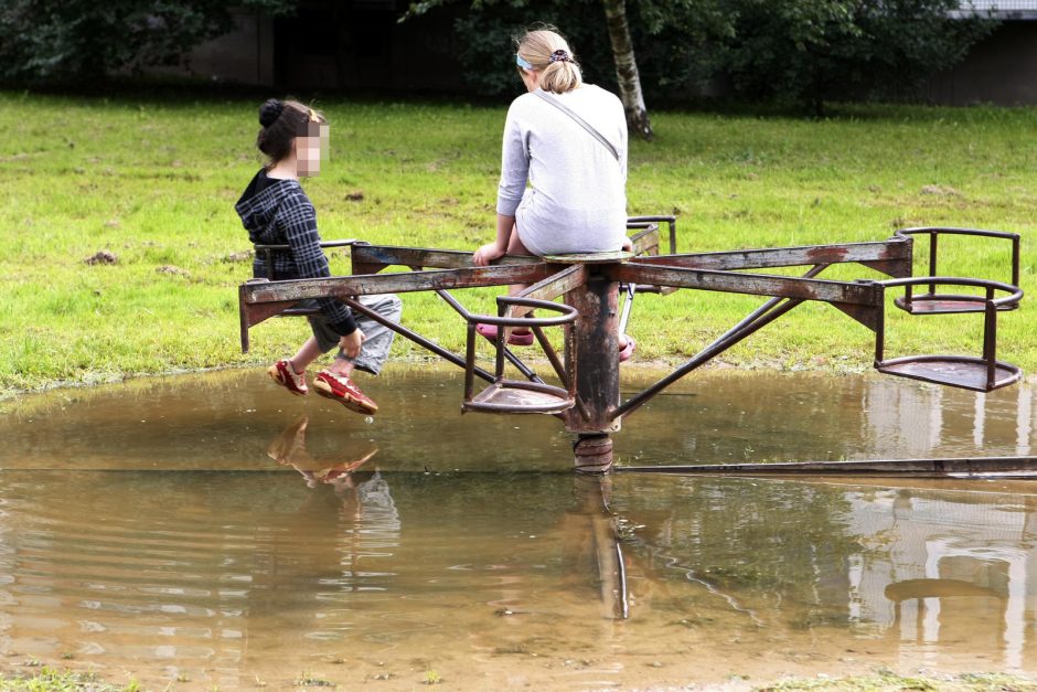 Žaidimų aikštelėse slypi pavojus