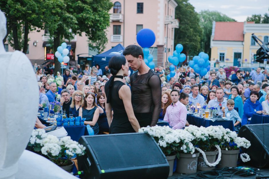 Bendrai vakarienei susirinko beveik tūkstantis mėlynai pasipuošusių miestiečių