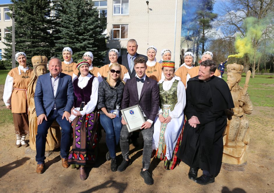 Šeši ąžuolo suolai paskelbė Karmėlavos parko startą 