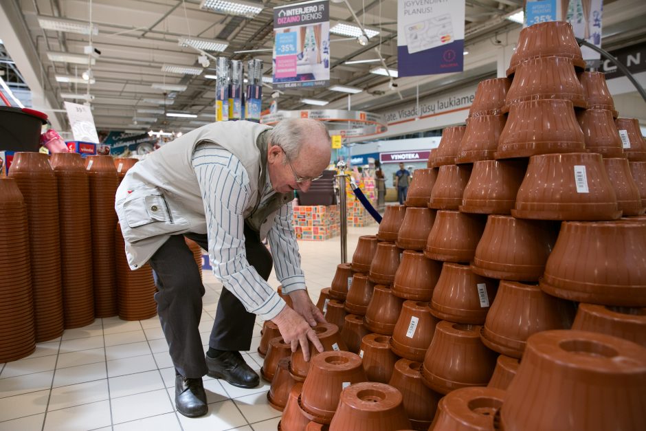 Pirkėjai parduotuvėje pastatė rekordinę piramidę iš 4 tūkst. vazonų