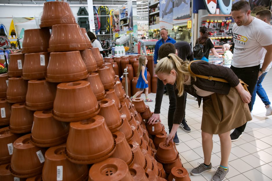 Pirkėjai parduotuvėje pastatė rekordinę piramidę iš 4 tūkst. vazonų