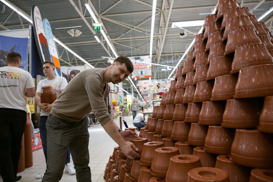 Pirkėjai parduotuvėje pastatė rekordinę piramidę iš 4 tūkst. vazonų