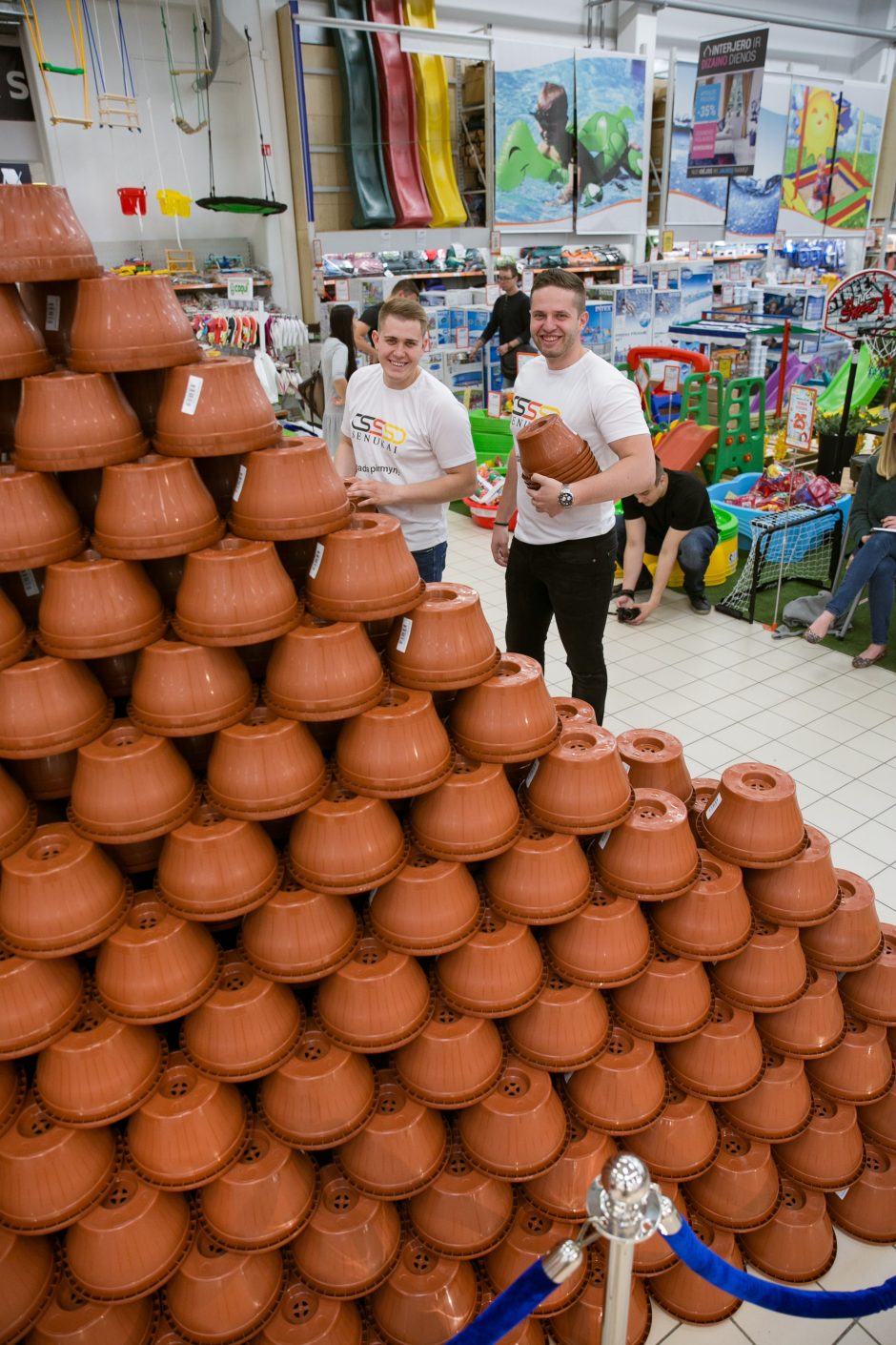 Pirkėjai parduotuvėje pastatė rekordinę piramidę iš 4 tūkst. vazonų