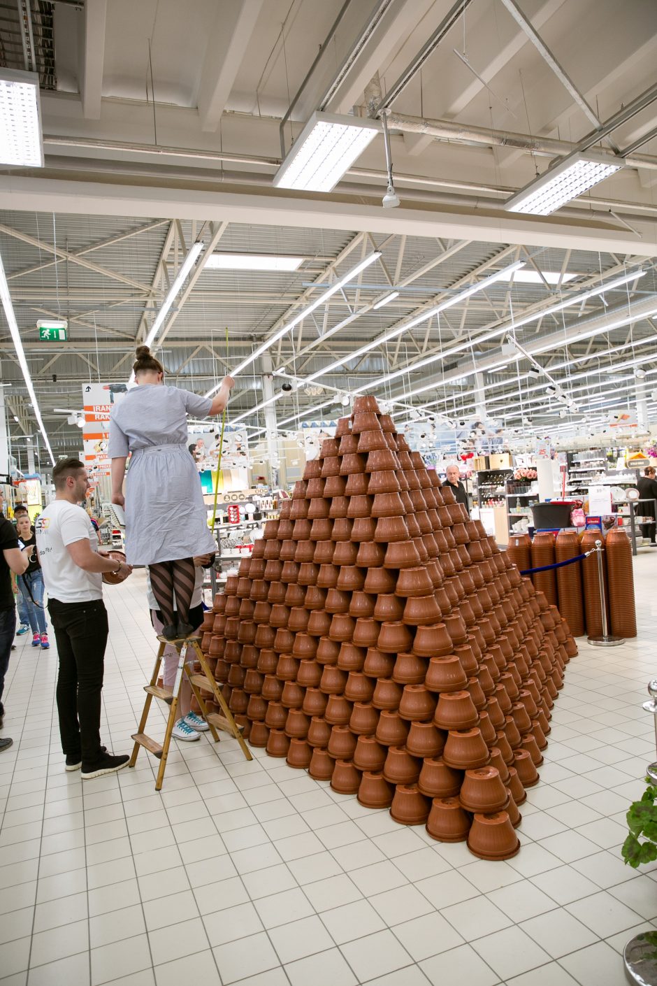 Pirkėjai parduotuvėje pastatė rekordinę piramidę iš 4 tūkst. vazonų