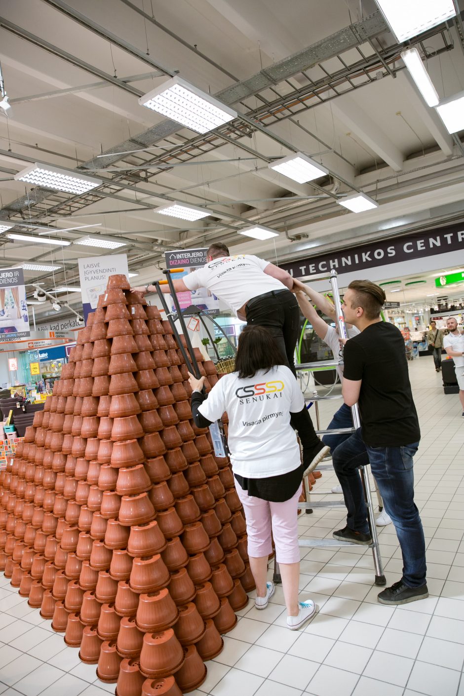 Pirkėjai parduotuvėje pastatė rekordinę piramidę iš 4 tūkst. vazonų