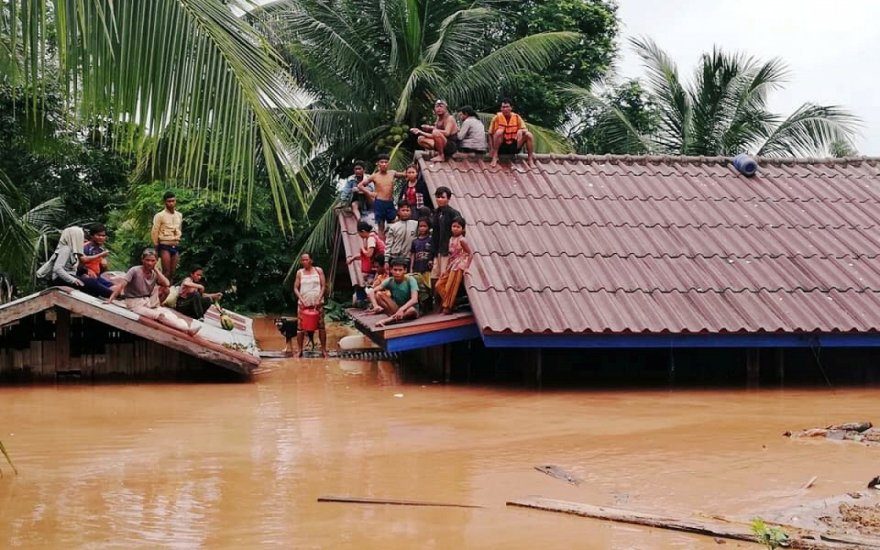 Laose sugriuvus užtvankai rasti 26 žmonių palaikai