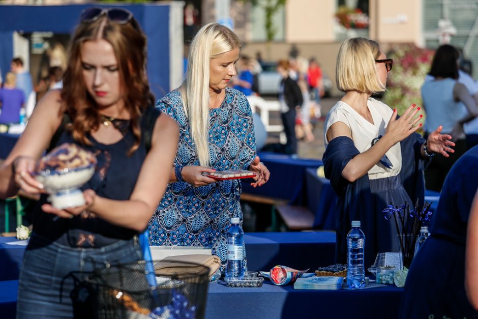 Bendrai vakarienei susirinko beveik tūkstantis mėlynai pasipuošusių miestiečių