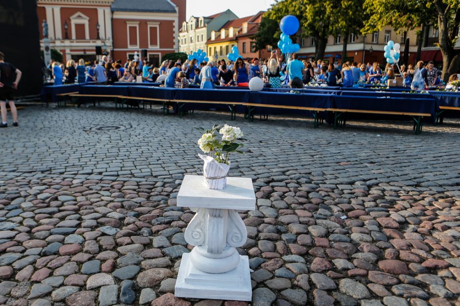 Bendrai vakarienei susirinko beveik tūkstantis mėlynai pasipuošusių miestiečių