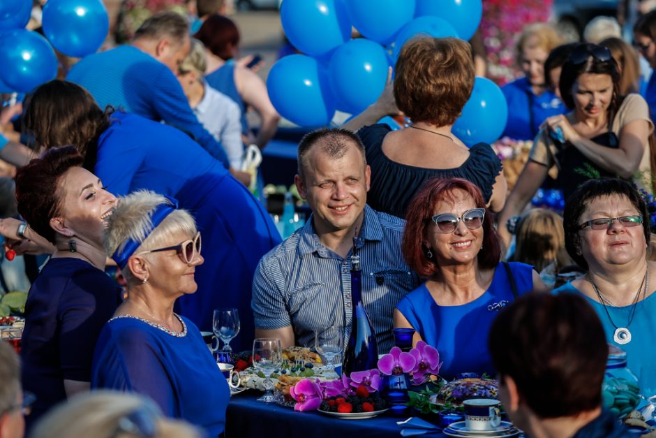 Bendrai vakarienei susirinko beveik tūkstantis mėlynai pasipuošusių miestiečių