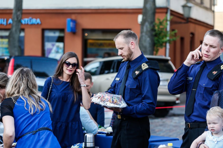 Bendrai vakarienei susirinko beveik tūkstantis mėlynai pasipuošusių miestiečių