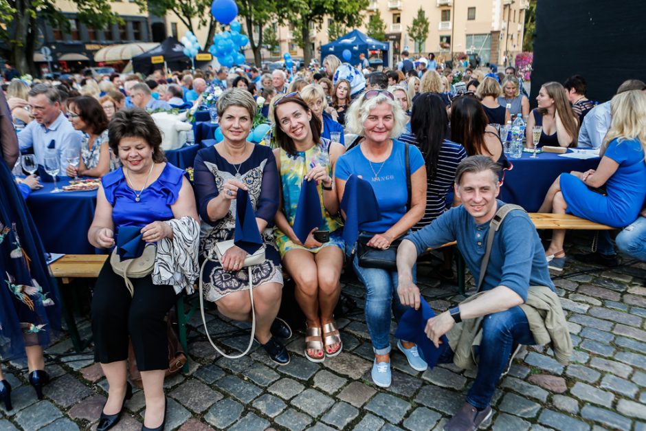 Bendrai vakarienei susirinko beveik tūkstantis mėlynai pasipuošusių miestiečių