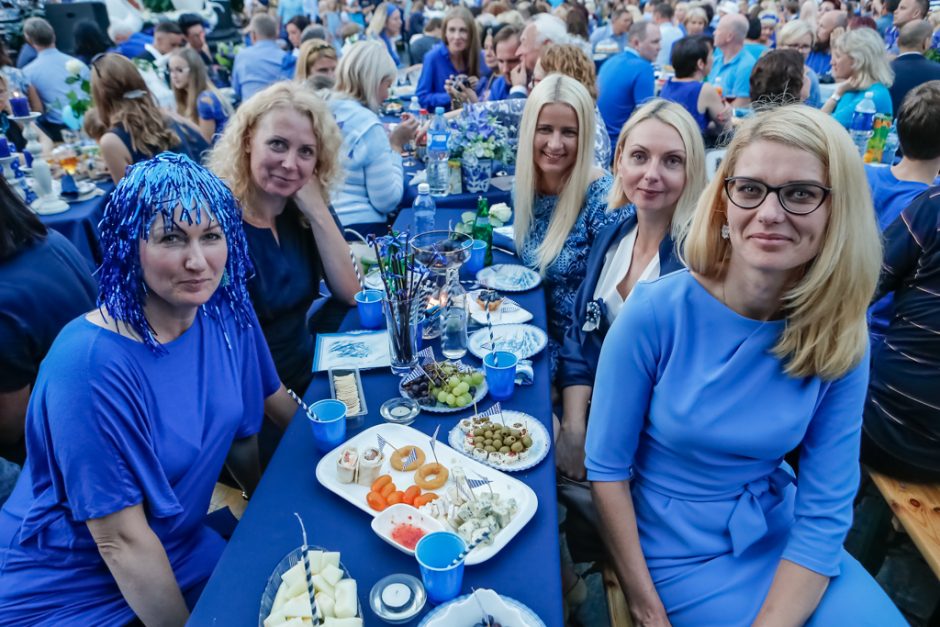 Bendrai vakarienei susirinko beveik tūkstantis mėlynai pasipuošusių miestiečių