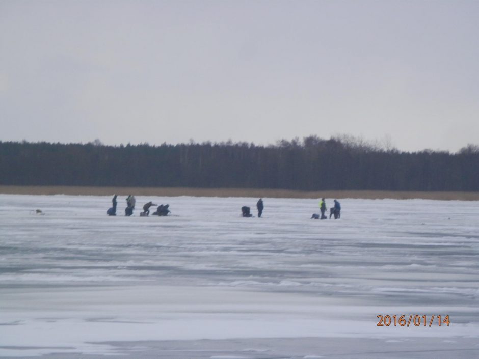 Kuršių marių ledą okupuoja žvejai