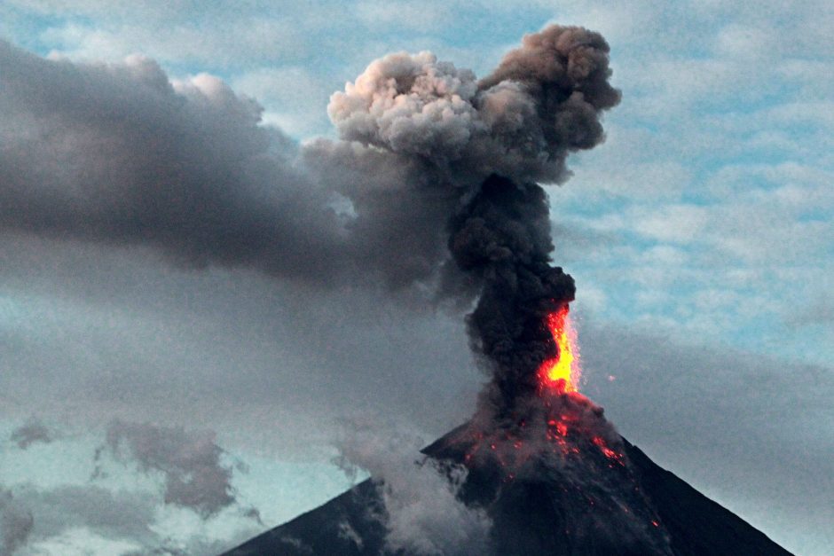 Filipinuose nuo išsiveržusio ugnikalnio pabėgo dar tūkstančiai gyventojų