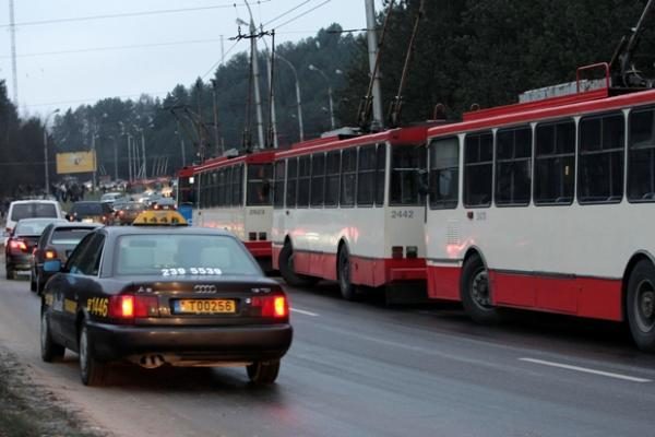 Kelininkai įspėja vairuotojus būti budrius