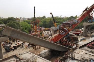 Delyje sugriuvus metropoliteno tiltui žuvo penki žmonės