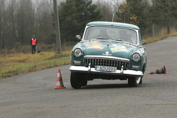 Nepasidalina senų teisių: reikia ir žilai vairuotojai, ir „Regitrai“