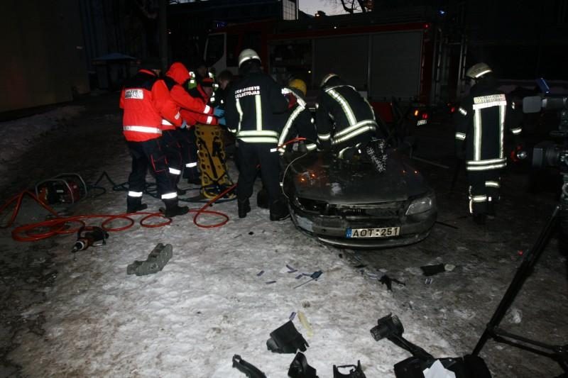 Sprukdami nuo policijos jaunuoliai Vilniaus centre atsitrenkė į medį 