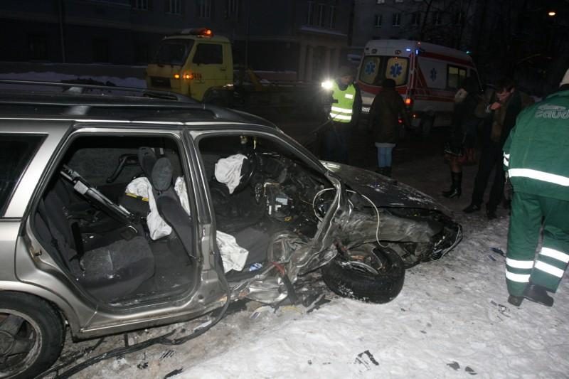 Sprukdami nuo policijos jaunuoliai Vilniaus centre atsitrenkė į medį 