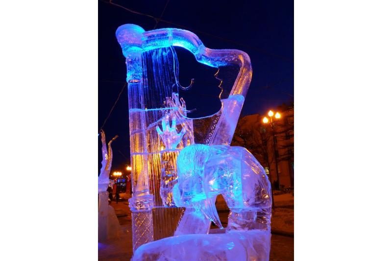 Lietuvio dailininko ledo skulptūra sublizgėjo Magadane