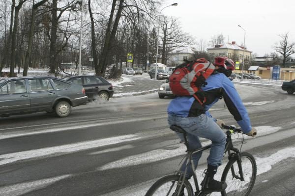 Žiema Kaune: rytą vairuotojus pasitiko snieguotos įkalnės (papildyta)