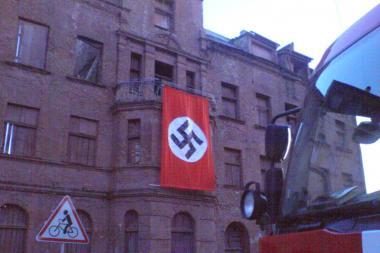 Uostamiestyje plaikstėsi vėliava su svastika