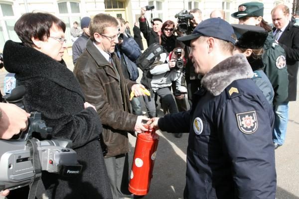 Klaipėdos pareigūnai protestavo basi
