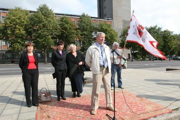 Klaipėdoje mokytojai mitingavo prieš algų mažėjimą