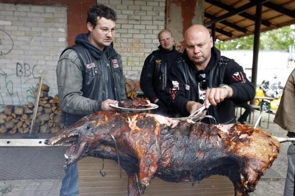 Baikerių sezono uždaryme – keptas šernas