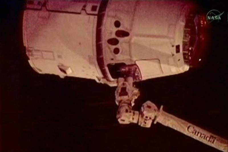 TKS įgula atvėrė kosminės kapsulės „Dragon“ liukus