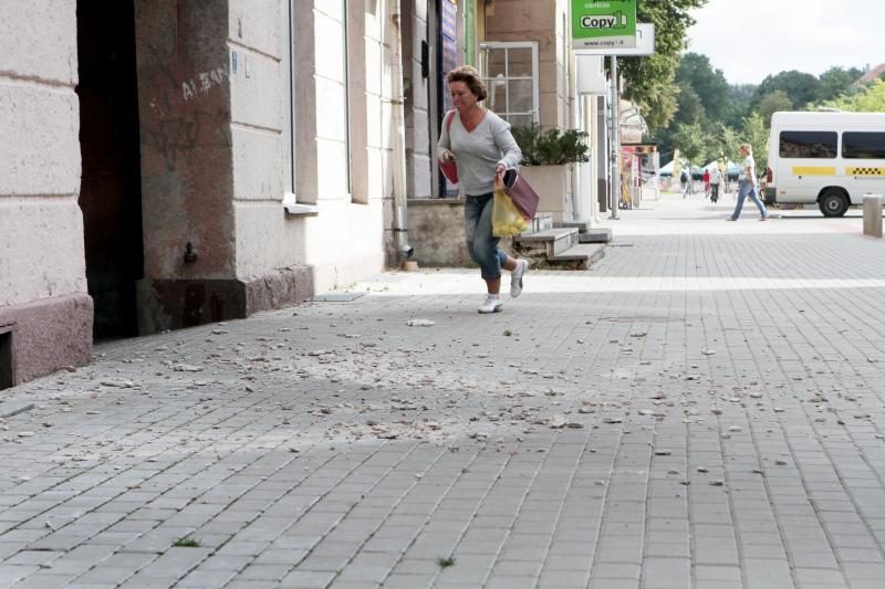 Klaipėdos centre – tinko gabalai krenta ant praeivių (papildyta) 