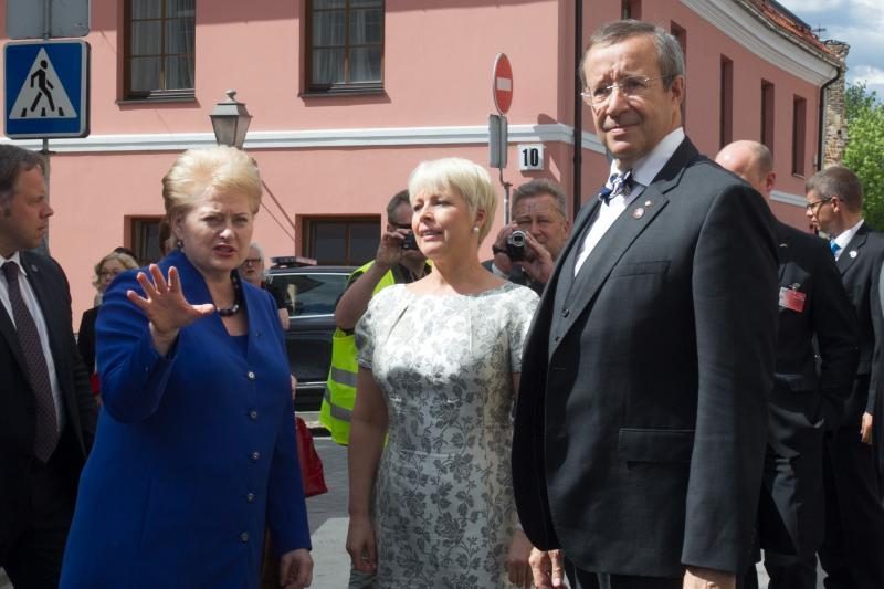 Užupyje iškilmingai atidengta Konstitucija estų kalba