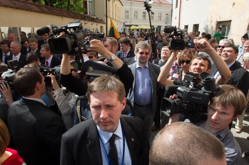 Užupyje iškilmingai atidengta Konstitucija estų kalba