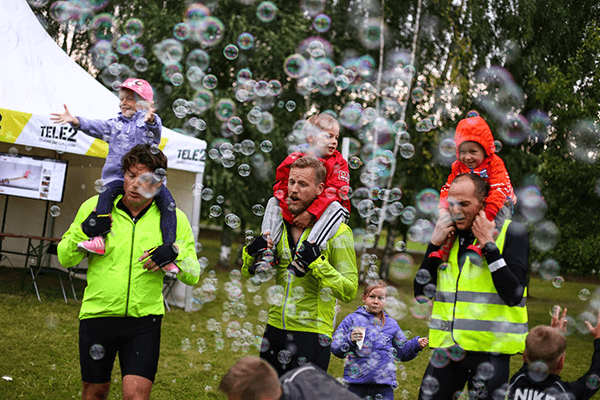 Labdaringas dviračių maratonas: dalyviai taisė dviratį, melžė karvę