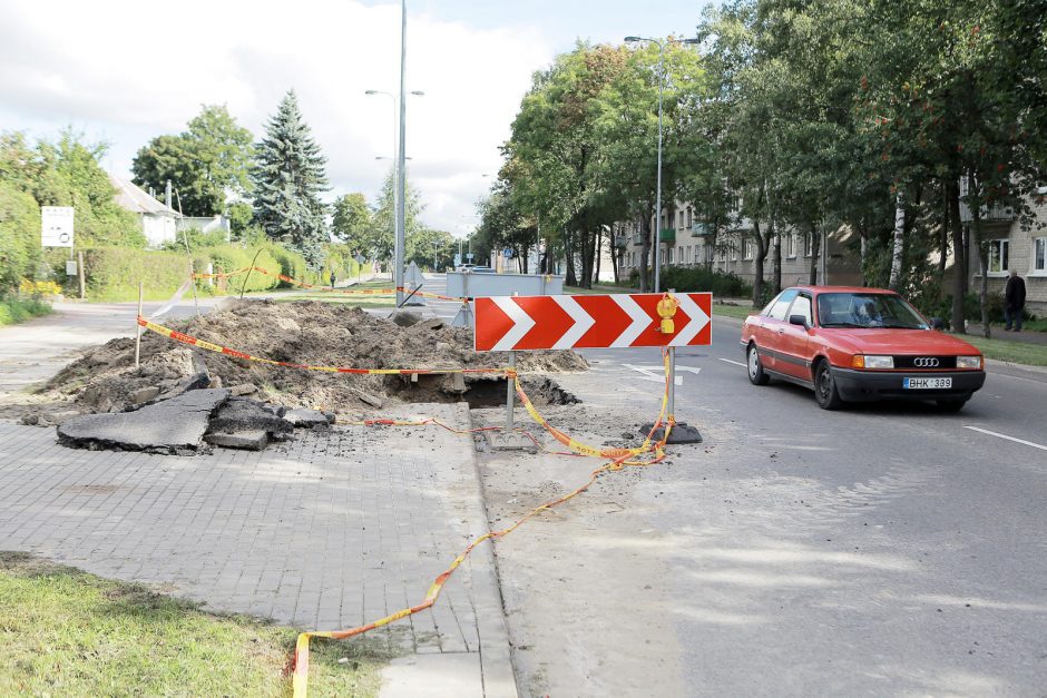 Kretingos gatvėje eismą pristabdo duobė