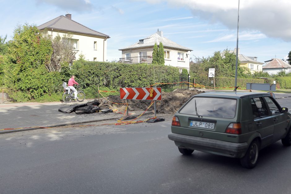 Kretingos gatvėje eismą pristabdo duobė